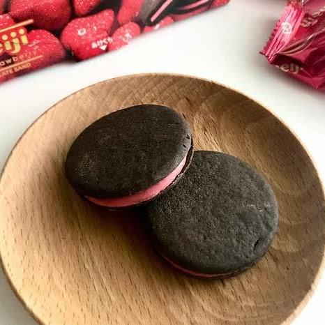 Meiji Rich Chocolate Chocolate Sand Strawberry Sandwich Cookies